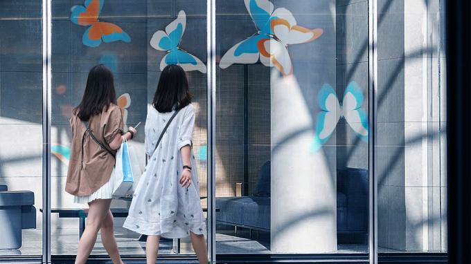 पारदर्शी पी3.91 होलोग्राफिक एलईडी स्क्रीन पूर्ण रंग एलईडी डिस्प्ले स्क्रीन होलोग्राफिक अदृश्य अदृश्य एलईडी स्क्रीन 1